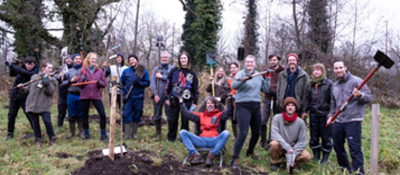 Impact Team De Djoppers poseert bij het voedselbos