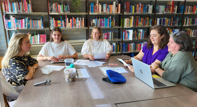 De vijf studenten overleggen over Taaldorp